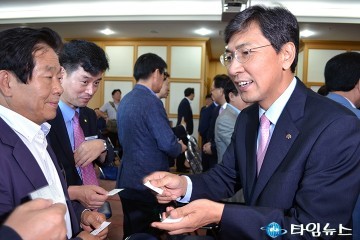 명함 건네는 안희정 충남도지사
