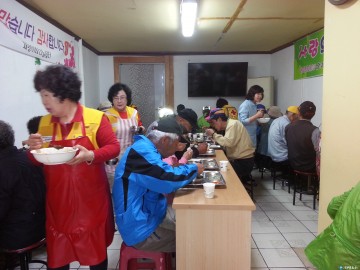 충주 문화적십자봉사회 홀로노인 및 노숙인 100여명 초청 점심 제공