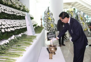 박희조 동구청장, 제주항공 여객기 사고 대전 합동분향소 조문
