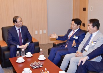 임기철 제9대 지스트 총장과 환담을 나누는 강기정 광주시장