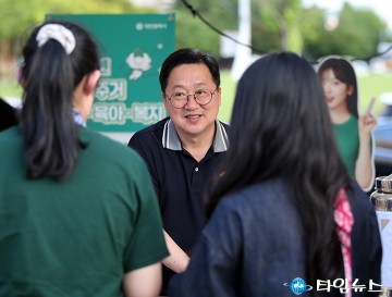 ‘청년스위치ON’에서 도시락 나눠주는 이장우 대전시장