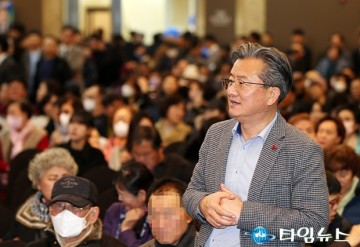 박범계 의원 ‘출판 기념회’에 참석한 정용래 유성구청장