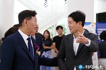 대화 나누는 김제선 중구청장과 이상래 대전시의회 의장