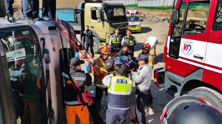 덤프 트럭 전복사고