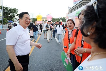 “헌신에 감사” 이장우 대전시장, 대전 0시 축제 자원봉사자들과 함께