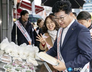 설 명절 맞아 중리시장에서 장보는 최충규 대덕구청장