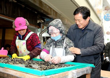 의성군의회, 설맞이 전통시장 장보기