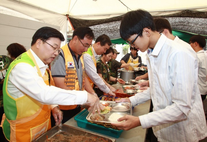 권선택 대전시장, 어르신들 맛있는 한가위 송편드세요!