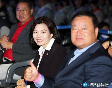 ‘국화음악회’ 즐기는 이금선·송대윤 대전시의회 의원