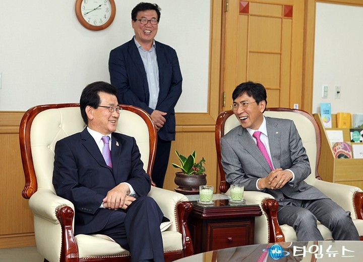 이시종·안희정 지사, 대화중!