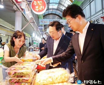 주전부리 고르는 이장우 대전시장과 최충규 대덕구청장
