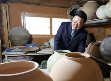 故이종수 작가 작업실 방문한 이장우 대전시장