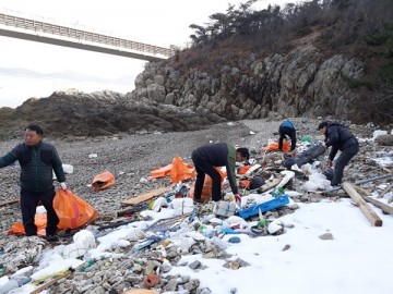  군산시 신시도 어촌계 합동 해양쓰레기 10톤 수거