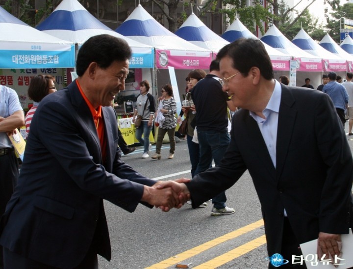 악수하는 박용갑 중구청장과 장종태 서구청장