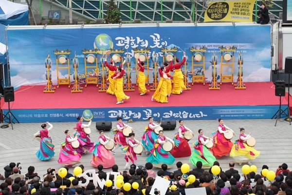 세계여성의 날… 전주에 핀 ‘평화의 꽃’  