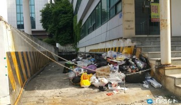 주인 없는 건물의 쌓인 쓰레기 누가 치워야하나?