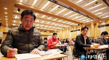 이효성 대전시의회 의원, PPAT 앞두고 자료 넘기며 준비