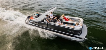  포항시는 포항가속기연구소 ‘산업과학지원센터’ 현판식이 지난달 29일 연구소 과학관에서 열렸다고 밝혔다.     강흥식 포항가속기연구소장은 “방사광을 활용해 첨단기술 개발과 연구를 수행하는 국내 산업체를 지원해 국가 경제발전에 기