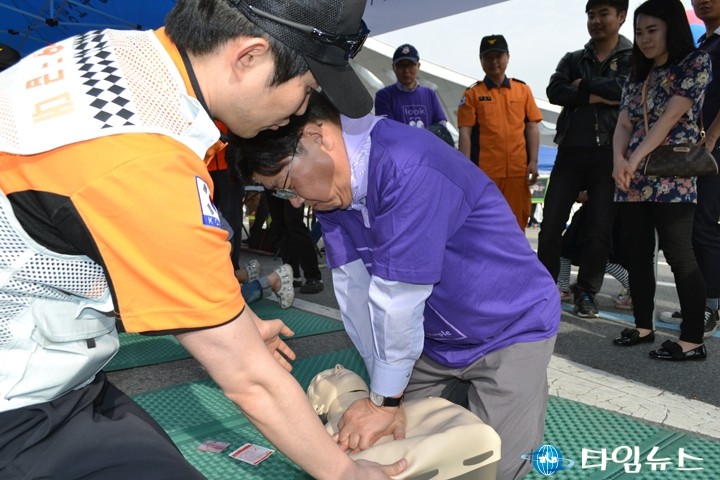 권선택 대전시장, 심폐소생술 시연!