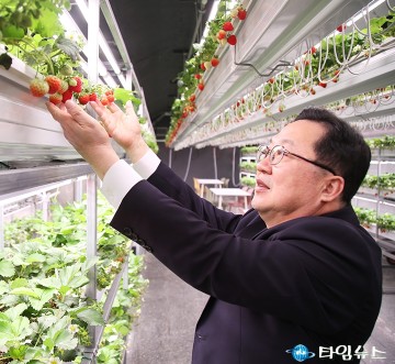 이장우 대전시장, 딸기 직접 점검…스마트팜 ‘달콤 실험’