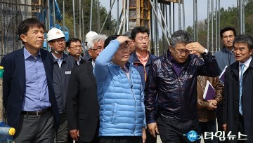 장애인형 국민체육센터 공사현장 둘러보는 권선택 대전시장