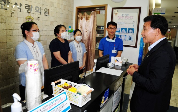 박용갑 중구청장, 부사동 한사랑의원·보명당 약국 의료진 격려
