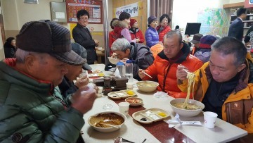 봉명1동 지역사회보장협의체 보듬愛 사랑나눔 자장면데이 펼쳐