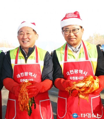 ‘제15회 김장 대봉사’에 참석한 서철모·최충규 구청장