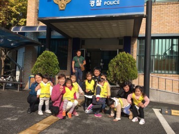 어린이집 원생 교통안전교육 순찰차 체험