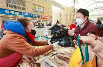 설 맞이 전통시장 상인과 민생현장 소통