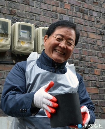 장종태 서구청장, 함께해서 기쁜 연탄 나눔!