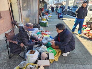 유정근 전 영주 부시장, “풍기5일장의 식어가는 온기… 기록 아닌 기억으로 남겨야”