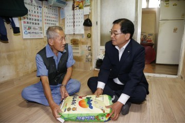 박수범 대덕구청장, 홀몸노인 가정 위문과 격려