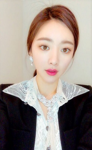 홍수아, 샤넬 주얼리 행사장서 ‘급이 다른 세련미’ 뽐내! 