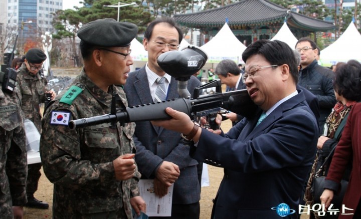 권선택 대전시장, 총은 이렇게 쏴야 명중!