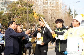 성화 불씨 점화하는 박수범 대덕구청장