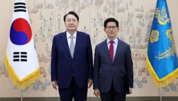 윤석열 ,대통령, 김문수에 "흔들리지 말고 더 열심히 일하라"