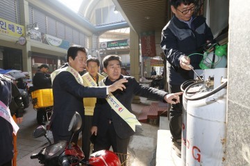 김응규 경북도의회 의장, 김천 평화시장 안전점검