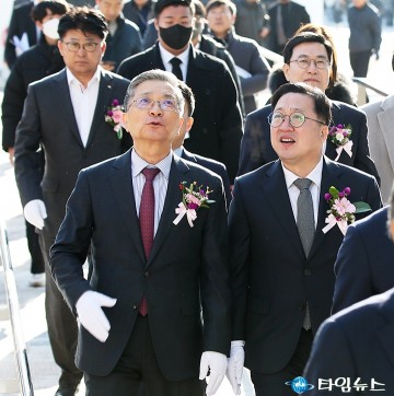 대화 나누는 이장우 대전시장과 이한준 한국토지주택공사 사장
