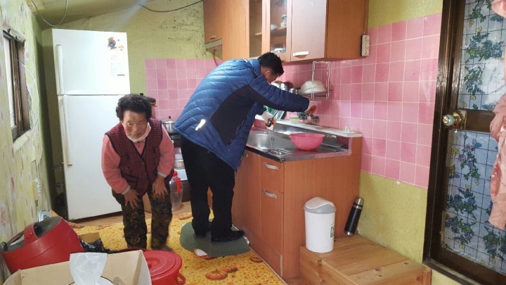 산청군 설명절 대비  저소득 취약계층 상수도 무상점검수리에 나서