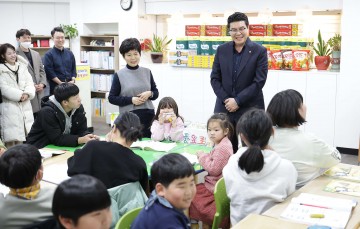 대전시의회 행자위, 은혜지역아동센터 방문 위문품 전달