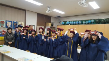 충주시 중앙탑면 지역사회보장협, 초교 졸업생에 펜 세트 선물