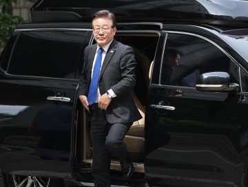 대장동 재판 이재명, 이화영 중형 침묵?…법정에선 눈 '질끈'