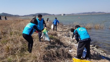 군산시, 세계 물의 날 기념… 금강하구둑 하천정화 