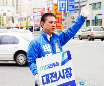 출근길 인사하는 박영순 대전시장 예비후보