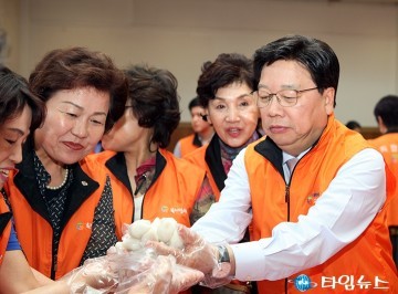 권선택 대전시장, 송편에 愛·情을 담아요!