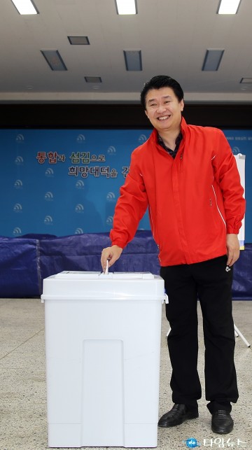 사전 투표하는 정용기 의원