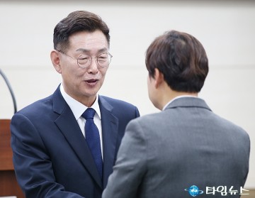 중구청 직원들과 인사 나누는 김제선 중구청장