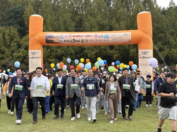 대전시, ‘2025 대청호오백리길 걷기대회’ 성황…시민·외국인 2000명 참여