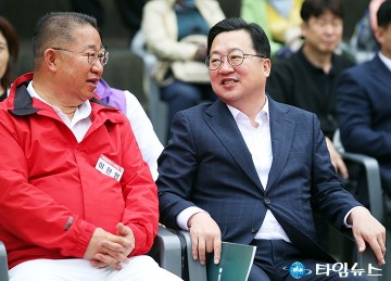 ‘맨발걷기 산책로’ 개장식에서 대화 나누는 이장우 대전시장